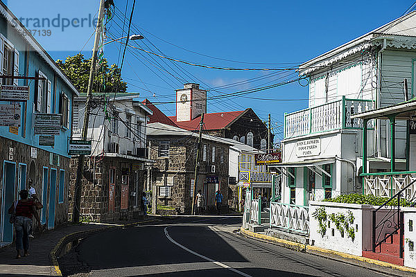 Straße inmitten von Gebäuden gegen blauen Himmel in Charlestown  Nevis