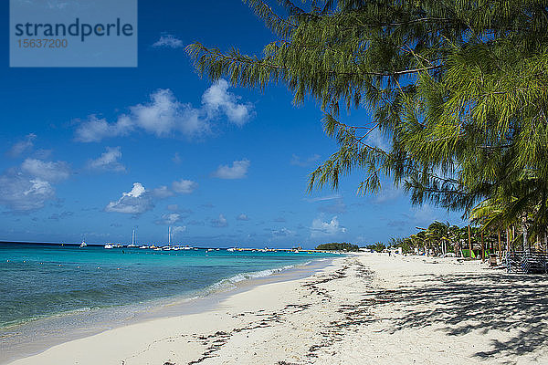 Ruhiger Blick auf den Strand von Norman Saunders vor blauem Himmel an einem sonnigen Tag  Großtürken  Turks- und Caicos-Inseln