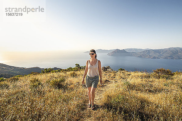 Weibliche Wanderin während der Wanderung  Belvedere de Saliccio  Piana  Corse-du-Sud  Korsika  Frankreich