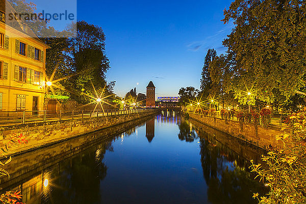 Fluss krank gegen blauen Himmel in der Abenddämmerung  Straßburg  Frankreich