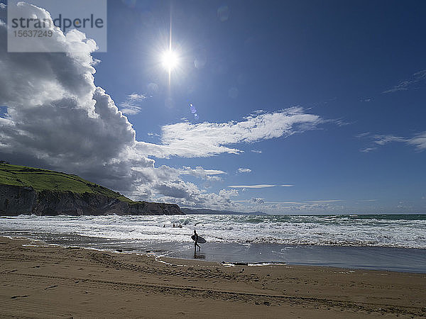 Szenische Ansicht des Meeres gegen den Himmel an einem sonnigen Tag  Geopark Baskische Küste  Spanien