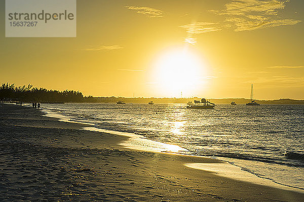 Szenische Ansicht des Strandes von Grace Bay gegen den Himmel bei Sonnenuntergang  Providenciales  Turks- und Caicos-Inseln