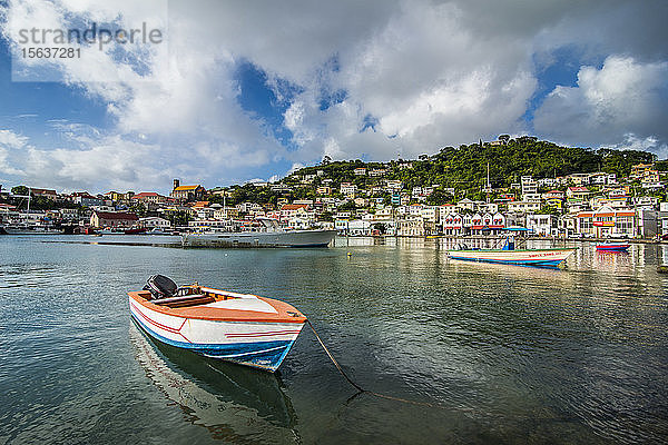 Motorboot im Hafen von St. Georges  Hauptstadt von Grenada  Karibik