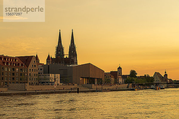 Der Petersdom und Gebäude an der Donau gegen den Himmel bei Sonnenuntergang  Regensburg  Deutschland