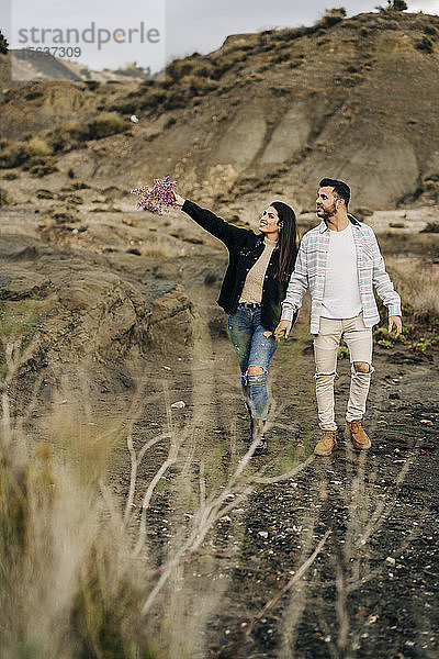 Junges Paar geht Hand in Hand durch die Wüstenlandschaft  Almeria  Andalusien  Spanien