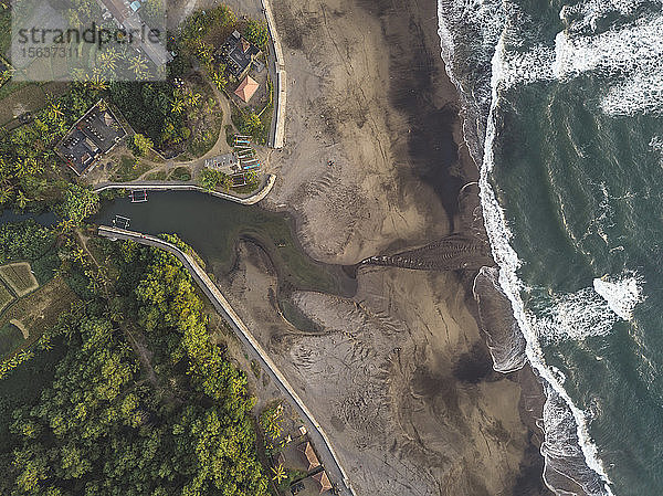 Luftaufnahme des Strandes  Kedungu  Bali  Indonesien