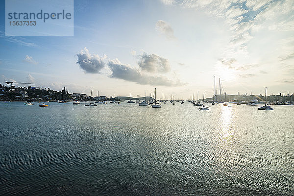 Boote im Hafen von Magenta gegen den Himmel bei Sonnenuntergang  Noumea  Neukaledonien
