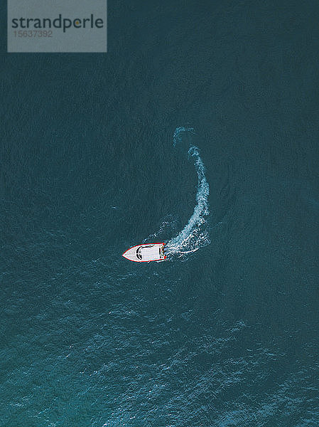 Drohnenansicht eines Bootes auf See auf der Insel Gili-Air in Bali  Indonesien