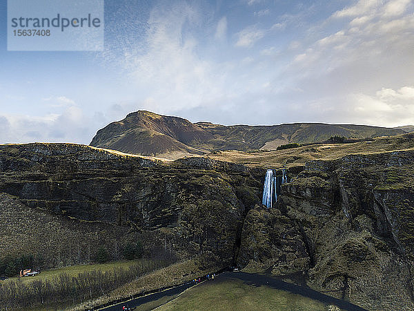 Island  Luftaufnahme eines Wasserfalls  der eine hohe Klippe hinunterplätschert