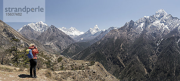 Frau wandert den Everest-Basislager-Trek  Himalaya  Solo Khumbu  Nepal