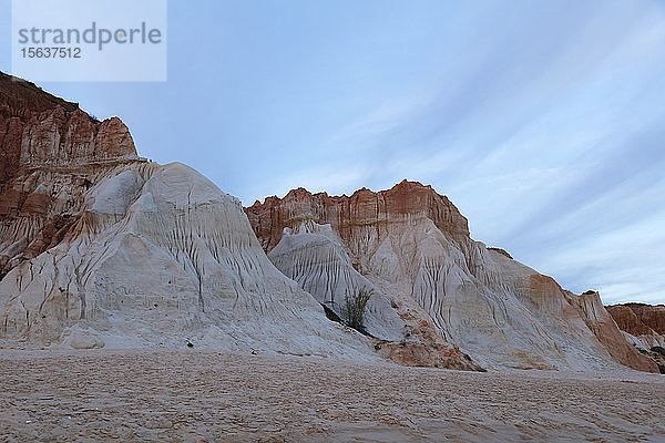 Felsiger Sandstein an der Atlantikküste gegen den Himmel bei Sonnenuntergang  Algarve  Portugal