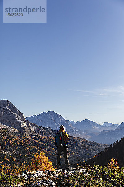 Wanderer auf Aussichtspunkt stehend  Dolomiten Alpen  Venetien  Italien