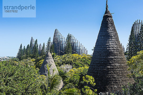 Blick auf das Jean-Marie Tjibaou-Kulturzentrum bei strahlend blauem Himmel  Noumea  Neukaledonien