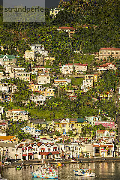 Hochwinkelansicht der Stadt St. George's am Meer  Grenada  Karibik