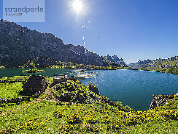 Panoramablick auf den Lago Del Valle im Somiedo-Nationalpark  Asturien  Spanien