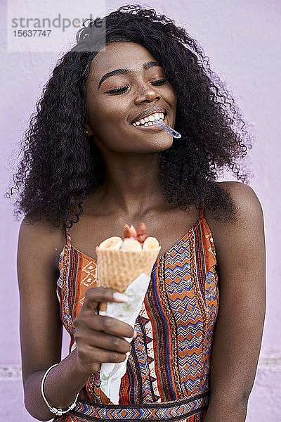 Porträt einer jungen Frau  die Eiscreme genießt