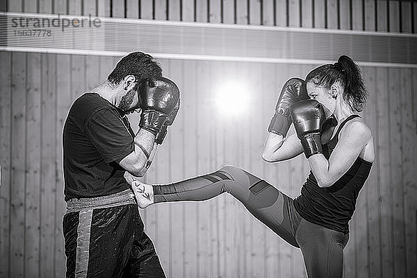 Kickboxerinnen-Sparring mit Trainerin in der Sporthalle