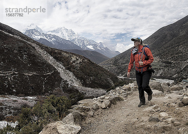 Frau wandert den Everest-Basislager-Trek bei Dingboche  Himalaya  Solo Khumbu  Nepal