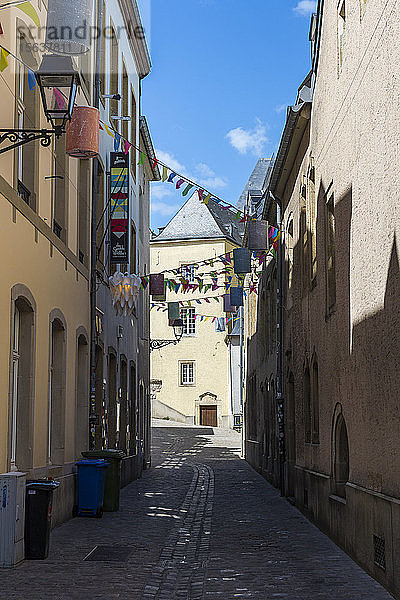 Straße inmitten von Wohngebäuden in der Altstadt von Luxemburg  Luxemburg