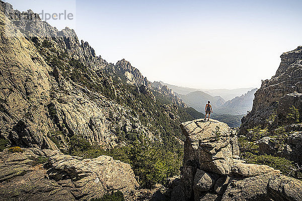 Wanderin auf Aussichtspunkt stehend  Aiguilles de Bavella  Korsika  Frankreich