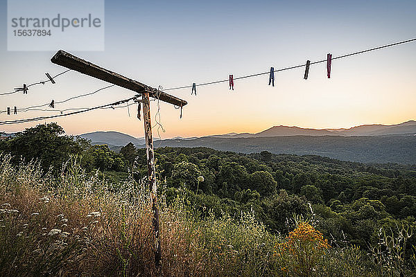 Alter Wäscheständer mit Wäscheklammern bei Sonnenuntergang  Zonza  Korsika  Frankreich