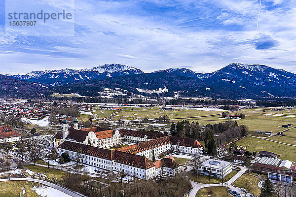 Luftaufnahme über das Benediktinerkloster Benediktbeuren im Winter  Bayern  Deutschland