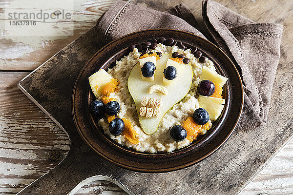 Schrägansicht auf das dekorierte Frühstück  das an Halloween in Tellerform auf dem Tisch serviert wird