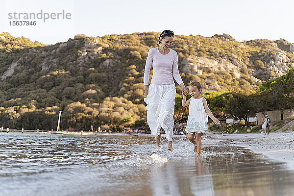 Glückliche Mutter mit Tochter an der Strandpromenade
