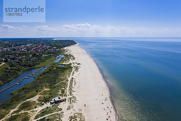 Panoramablick auf den See an der Küste von Jantarny am Meer  Kaliningrad  Russland