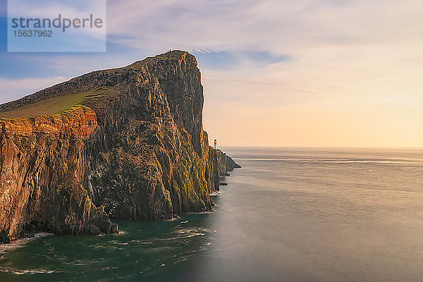 Neist Point Leuchtturm am Meer bei Sonnenuntergang  Waterstein  Isle of Skye  Highlands  Schottland  UK