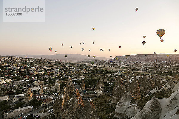 Heissluftballons überfliegen Landschaft gegen klaren Himmel im Goreme-Nationalpark  Kappadokien  Türkei