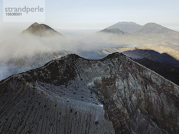 Indonesien  Java  Luftaufnahme von Rauch über den Bergen rund um den Vulkan Ijen