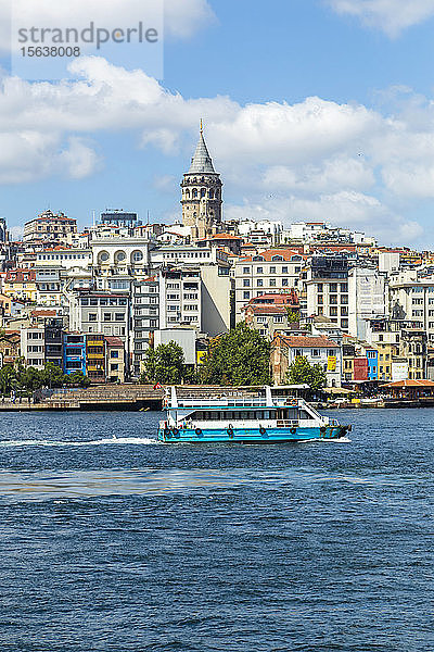 Fähre auf See mit Gebäuden im Hintergrund vor dem Himmel in Istanbul  Türkei