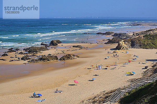 Portugal  Alentejo  Vila Nova de Milfontes  Menschen  die sich im Sommer am Strand von Malhao entspannen