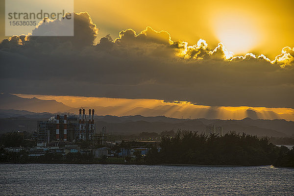Blick auf die Fabrik am Meer vor bewölktem Himmel bei Sonnenuntergang  Puerto Rico  Karibik