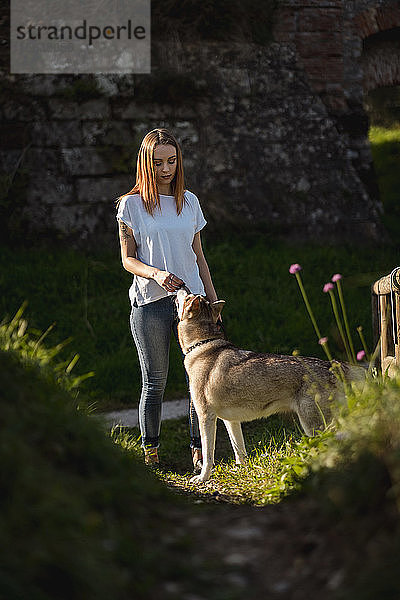 Junge Frau mit ihrem Hund im Freien