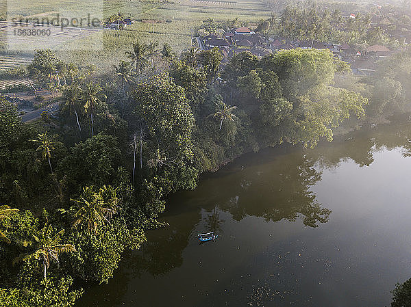 Luftaufnahme eines Bootes auf dem Fluss bei Bäumen in Bali  Indonesien