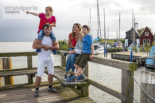 Glückliche Familie auf einer Mole  Ahrenshoop  Mecklenburg-Vorpommern  Deutschland
