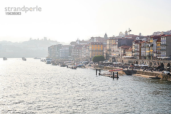 Portugal  Porto  Stadt am Wasser vom Douro aus gesehenÂ