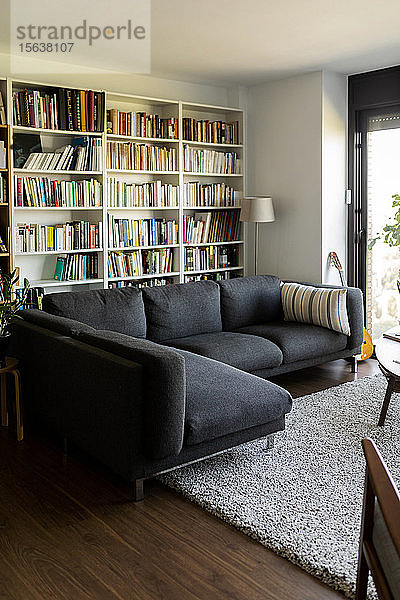 Couch und Bücherregal im gemütlichen Wohnzimmer