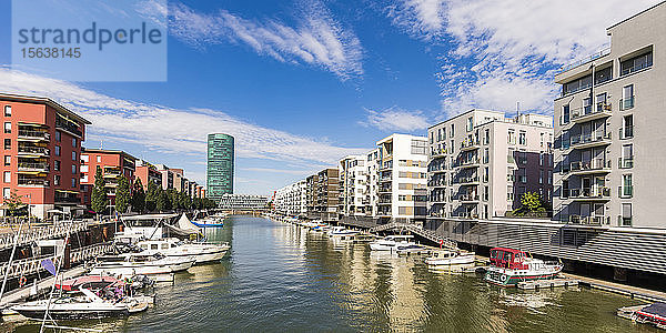 Boote auf dem Main inmitten von Gebäuden gegen den Himmel  Frankfurt  Hessen  Deutschland