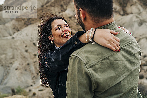 Glückliches junges Paar umarmt sich in ländlicher Landschaft  Almeria  Andalusien  Spanien