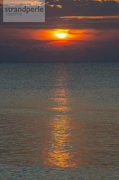Landschaftlicher Blick auf den Sonnenuntergang am Meer auf Ouvea  Loyalty Islands  Neukaledonien
