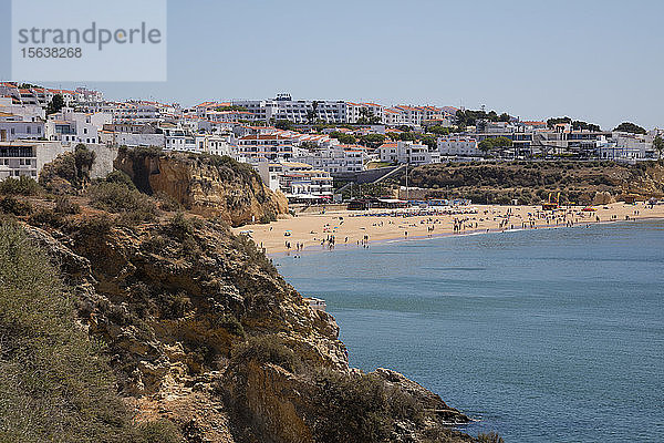 Panoramablick auf den Strand von Albufeira  Algarve  Portugal