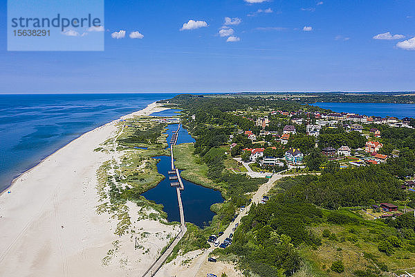 Luftaufnahme des Sees an der Küste von Jantarny am Meer  Kaliningrad  Russland