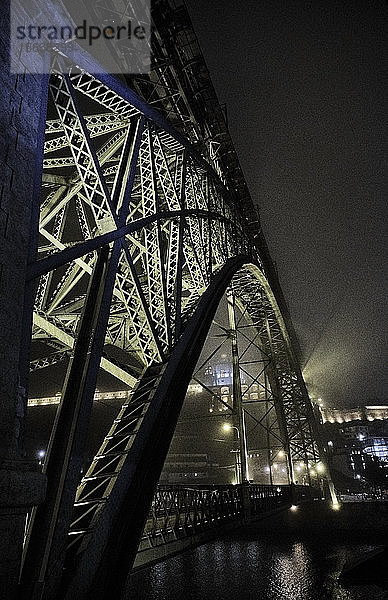 Portugal  Porto  Douro  Beleuchtete Dom Luis I-Brücke bei Nacht gesehenÂ