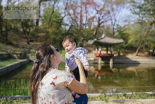 Mutter und kleines Mädchen besuchen den Geheimen Garten des Changdeokgung-Palastes  Seoul  Südkorea