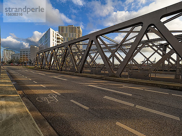 Fahrradweg auf einer Brücke  HafenCity  Hamburg  Deutschland