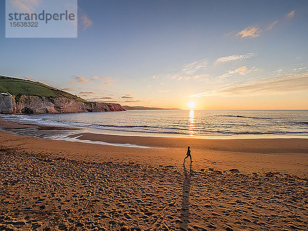 Szenische Ansicht des Strandes gegen den Himmel bei Sonnenuntergang  Geopark Baskische Küste  Spanien