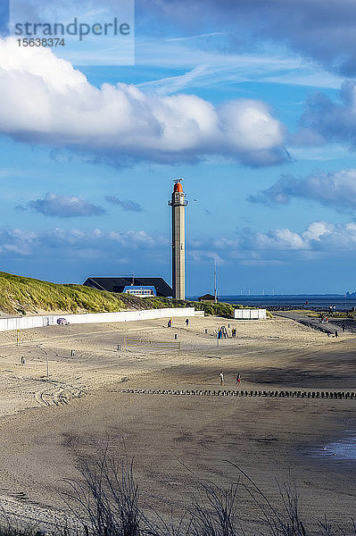 Niederlande  Zeeland  Westkapelle  Leuchtturm und Sandstrand